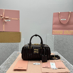 미우미우 아르카디 마테라쎄 나파 가죽 백 레귤러 (renewal ver.)