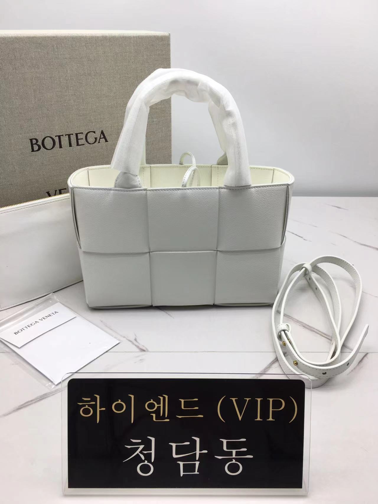보테가베네타 아르코 토트백 미니 (컬러 화이트)