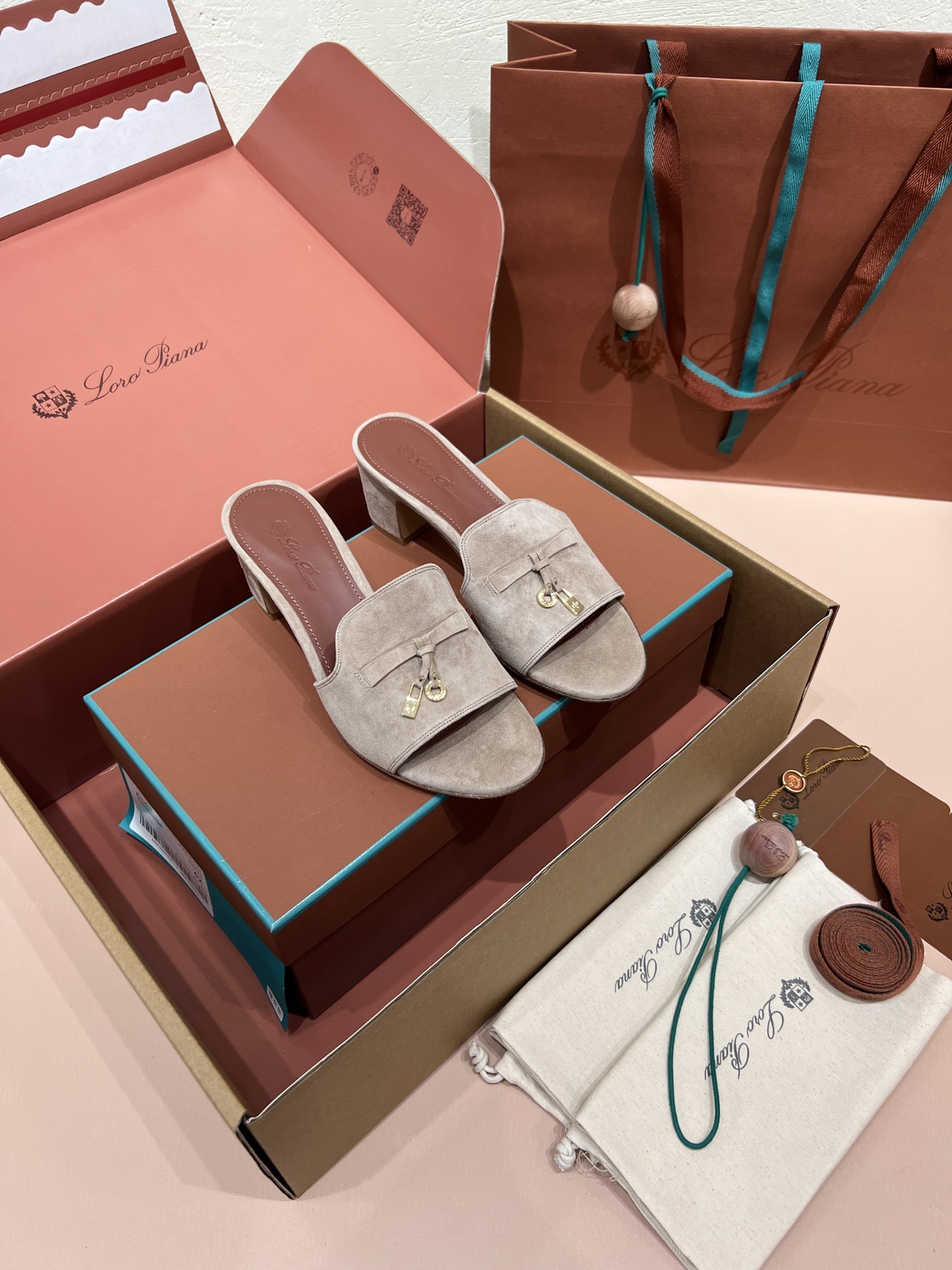 로로피아나 썸머 참스 샌들 (컬러 샌드)