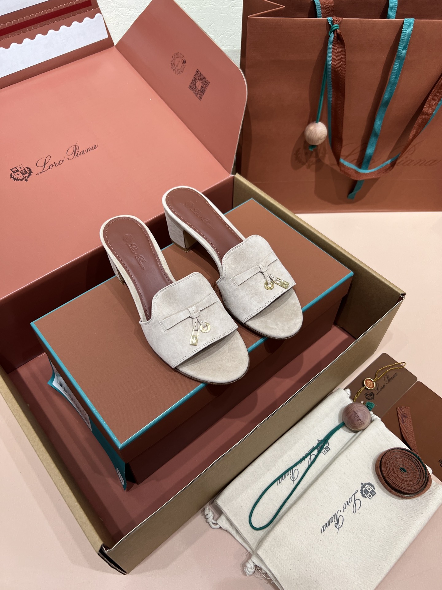 로로피아나 썸머 참스 샌들