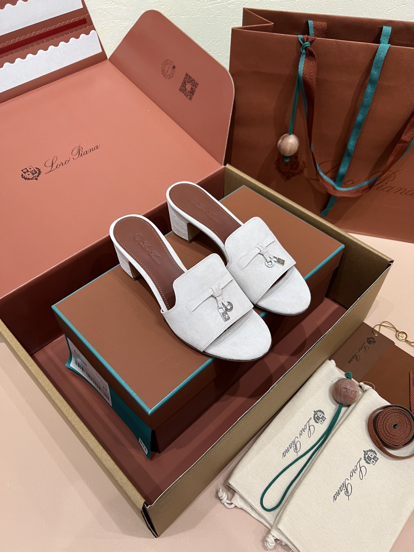 로로피아나 썸머 참스 샌들