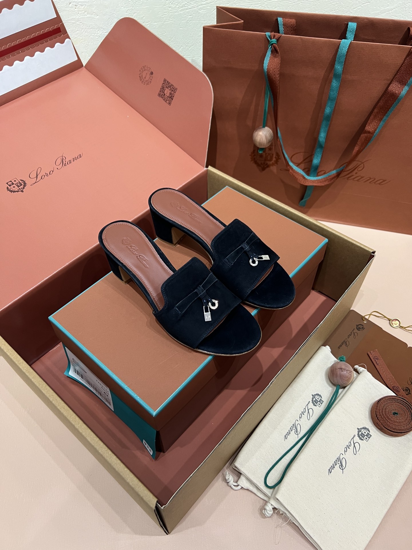 로로피아나 썸머 참스 샌들