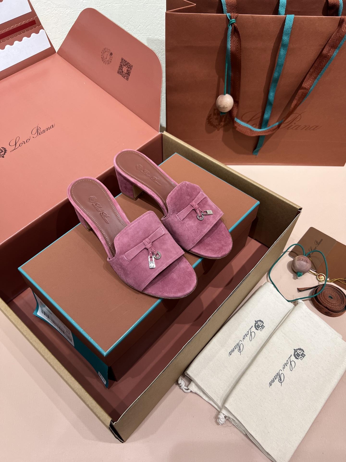 로로피아나 썸머 참스 샌들