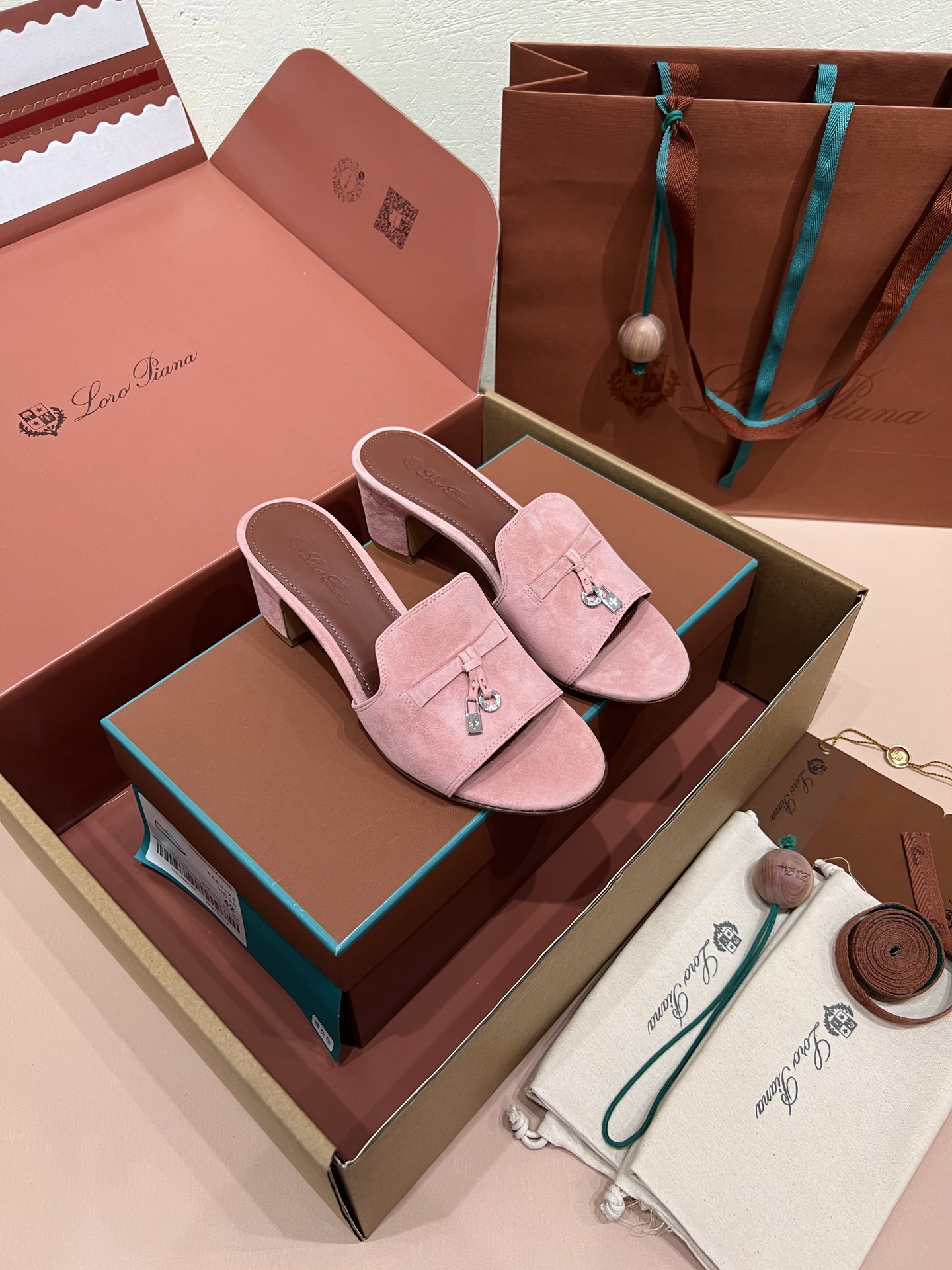 로로피아나 썸머 참스 샌들