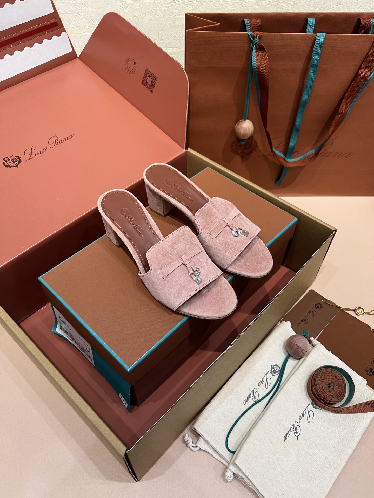 로로피아나 썸머 참스 샌들