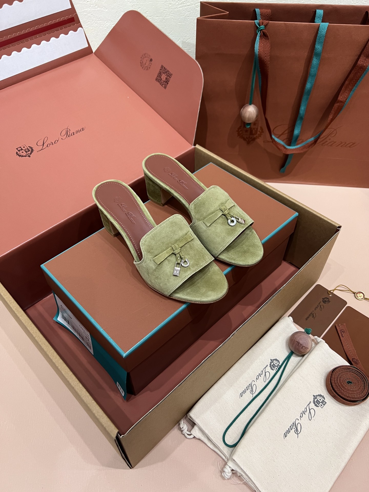 로로피아나 썸머 참스 샌들