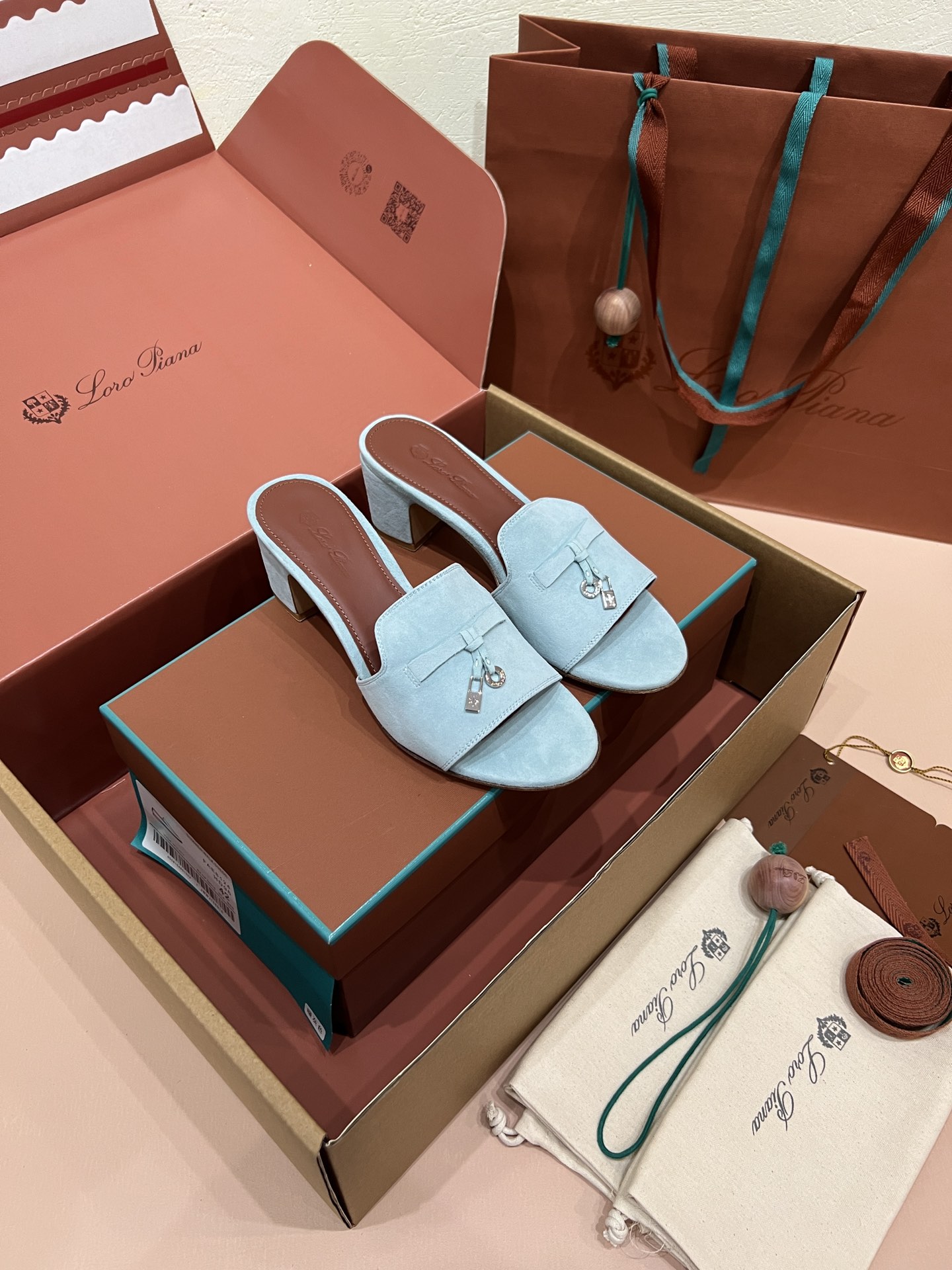 로로피아나 썸머 참스 샌들