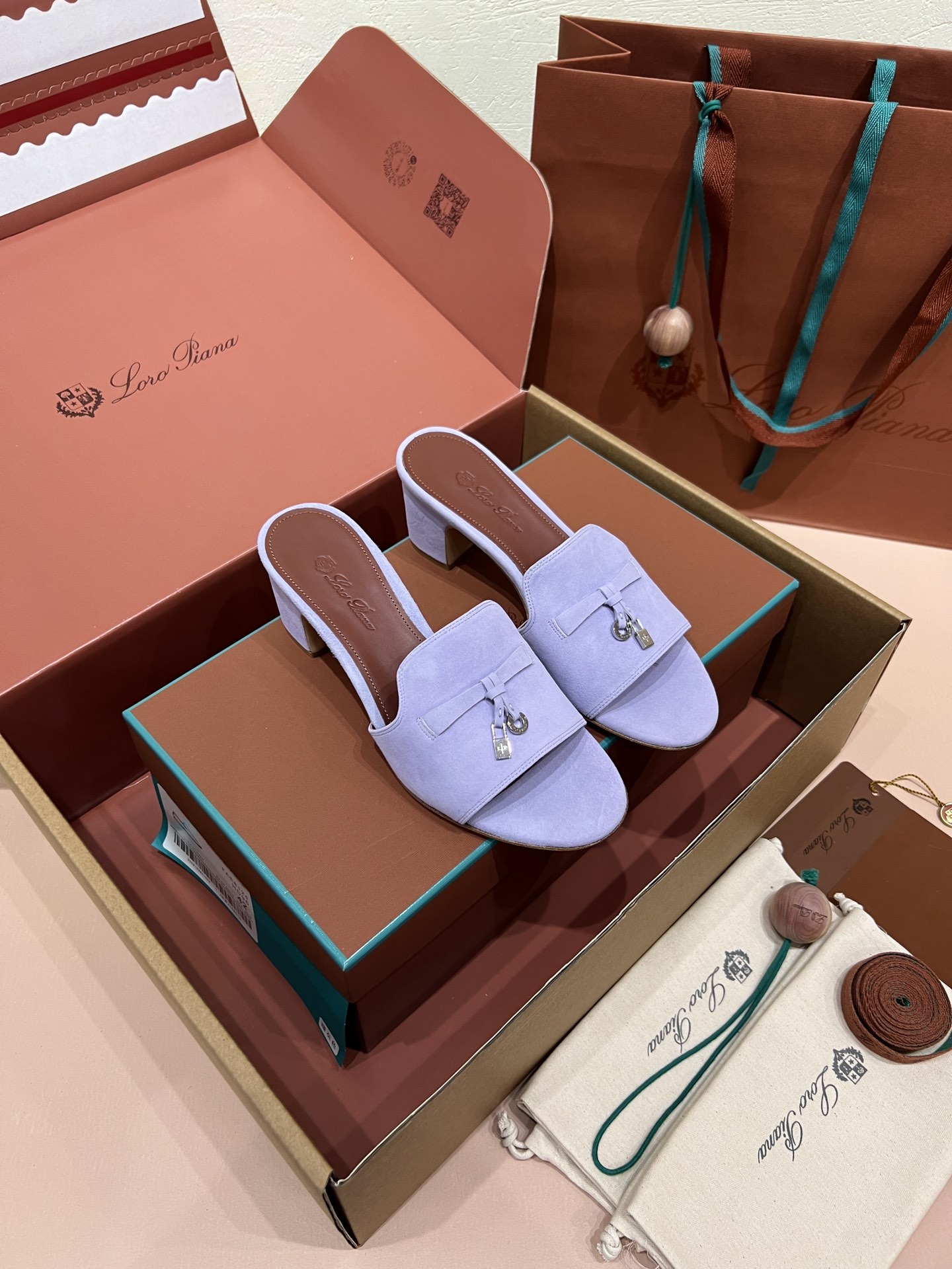 로로피아나 썸머 참스 샌들