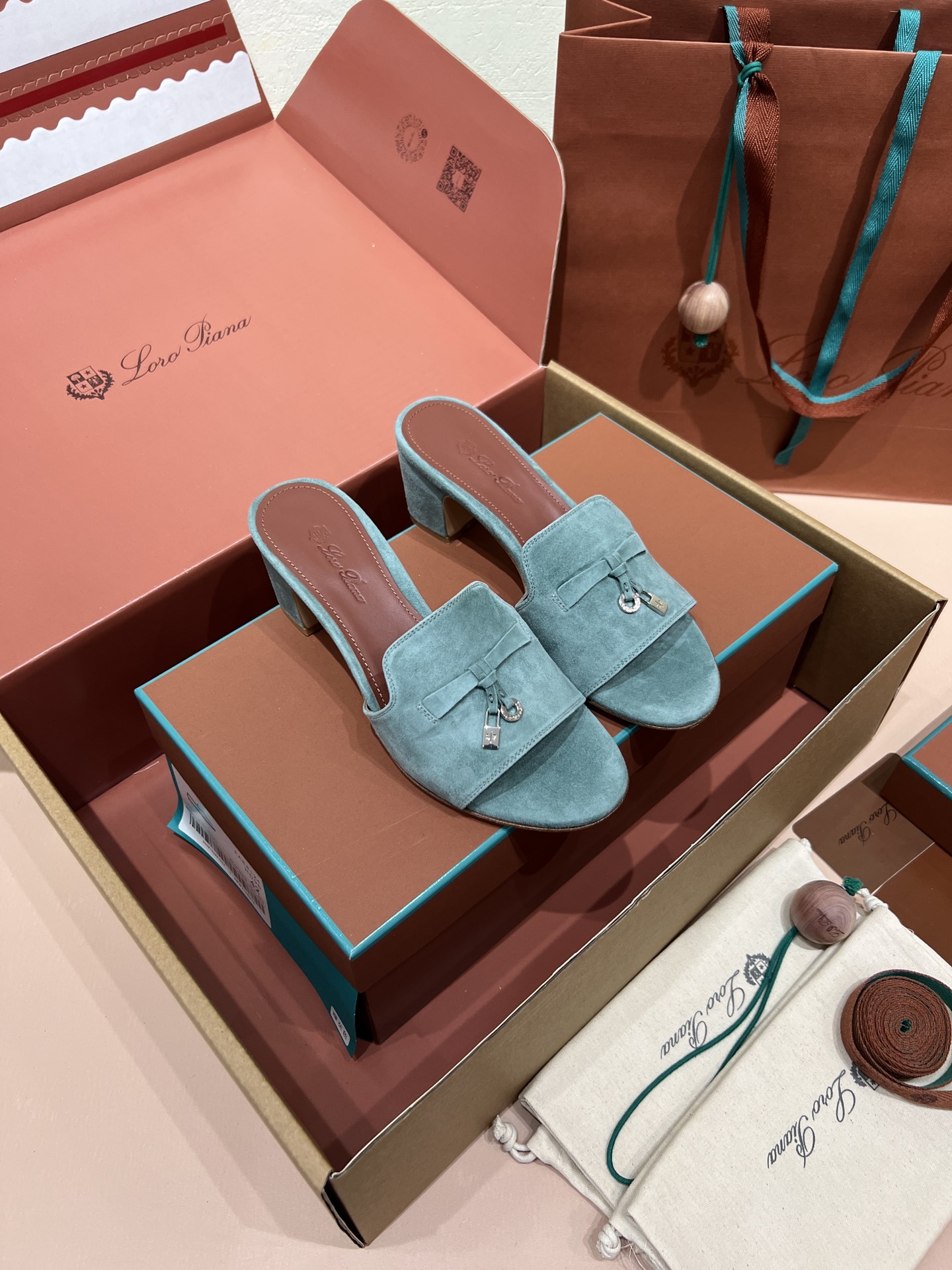 로로피아나 썸머 참스 샌들