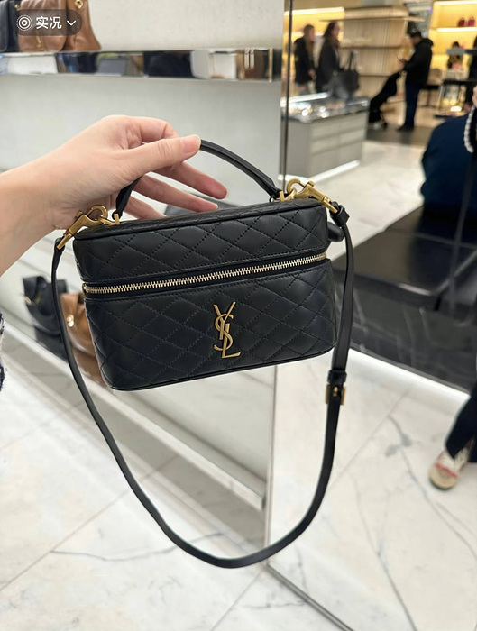 생로랑 램스킨 소재의 가비 배니티 백 7667311