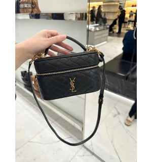 생로랑 램스킨 소재의 가비 배니티 백 7667311