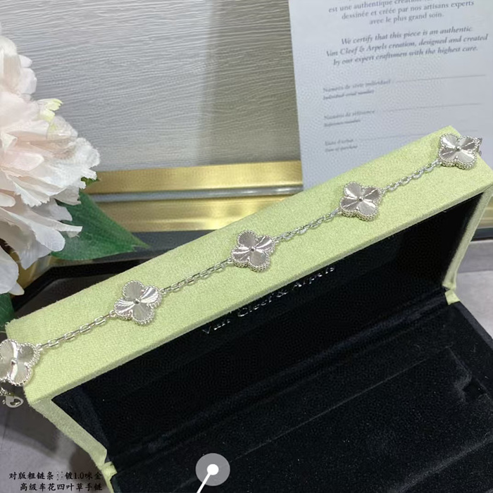 반클리프 알함브라 빈티지 기요세 브레이슬릿 (컬러 화이트 골드)