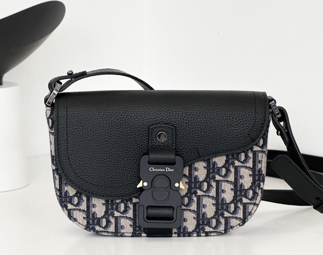 디올 새들 플랩 메신저백