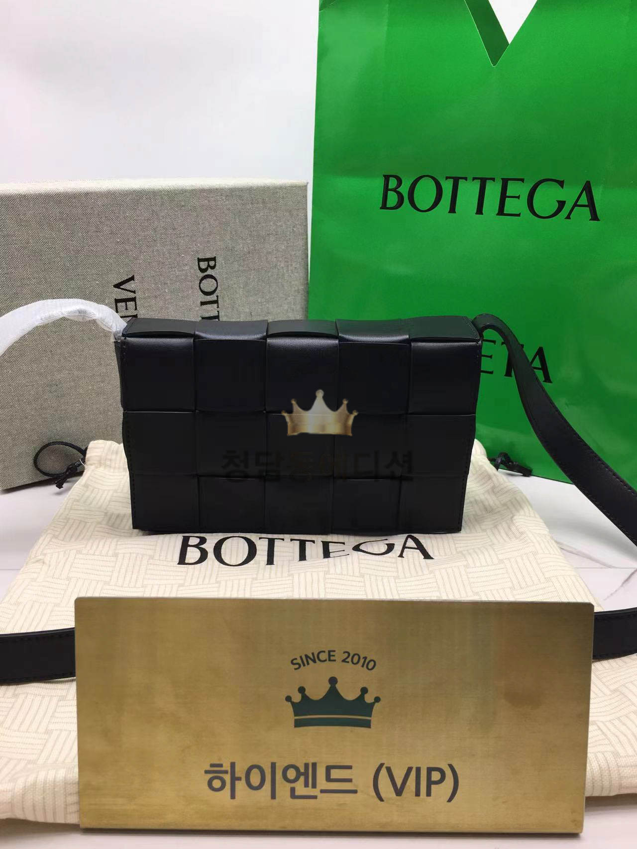 보테가베네타 카세트백 쏘블랙 (올블랙) (삼각 트라이앵글 메탈)