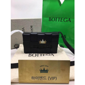 보테가베네타 카세트백 쏘블랙 (올블랙) (삼각 트라이앵글 메탈)