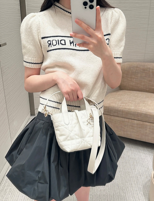 디올 뚜주흐 나노 버티컬 토트백 (컬러 라떼)