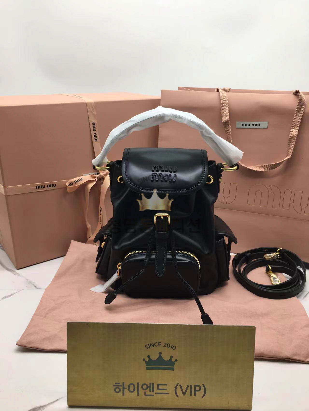 미우미우 엠보싱로고 가죽 백팩 스몰, 미디움