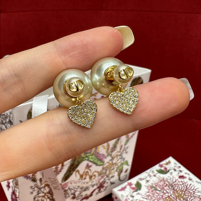 디올 트리발 하트 귀걸이