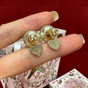 디올 트리발 하트 귀걸이