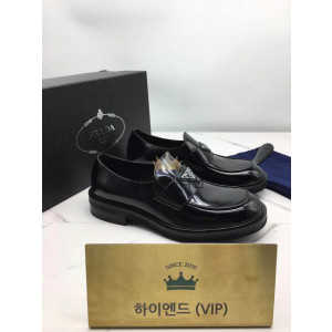 프라다 브러시드 레더로퍼 (남성용)