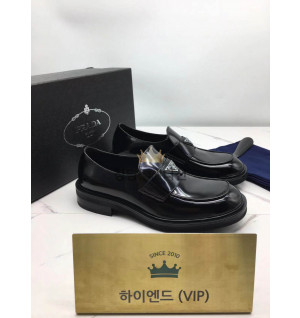 프라다 브러시드 레더로퍼 (남성용)