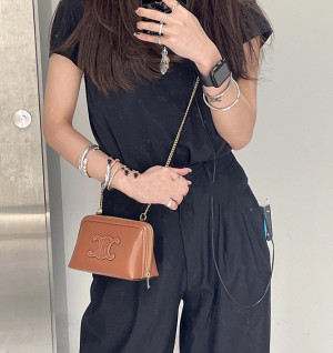 셀린느 퀴르 트리오페 체인 클러치