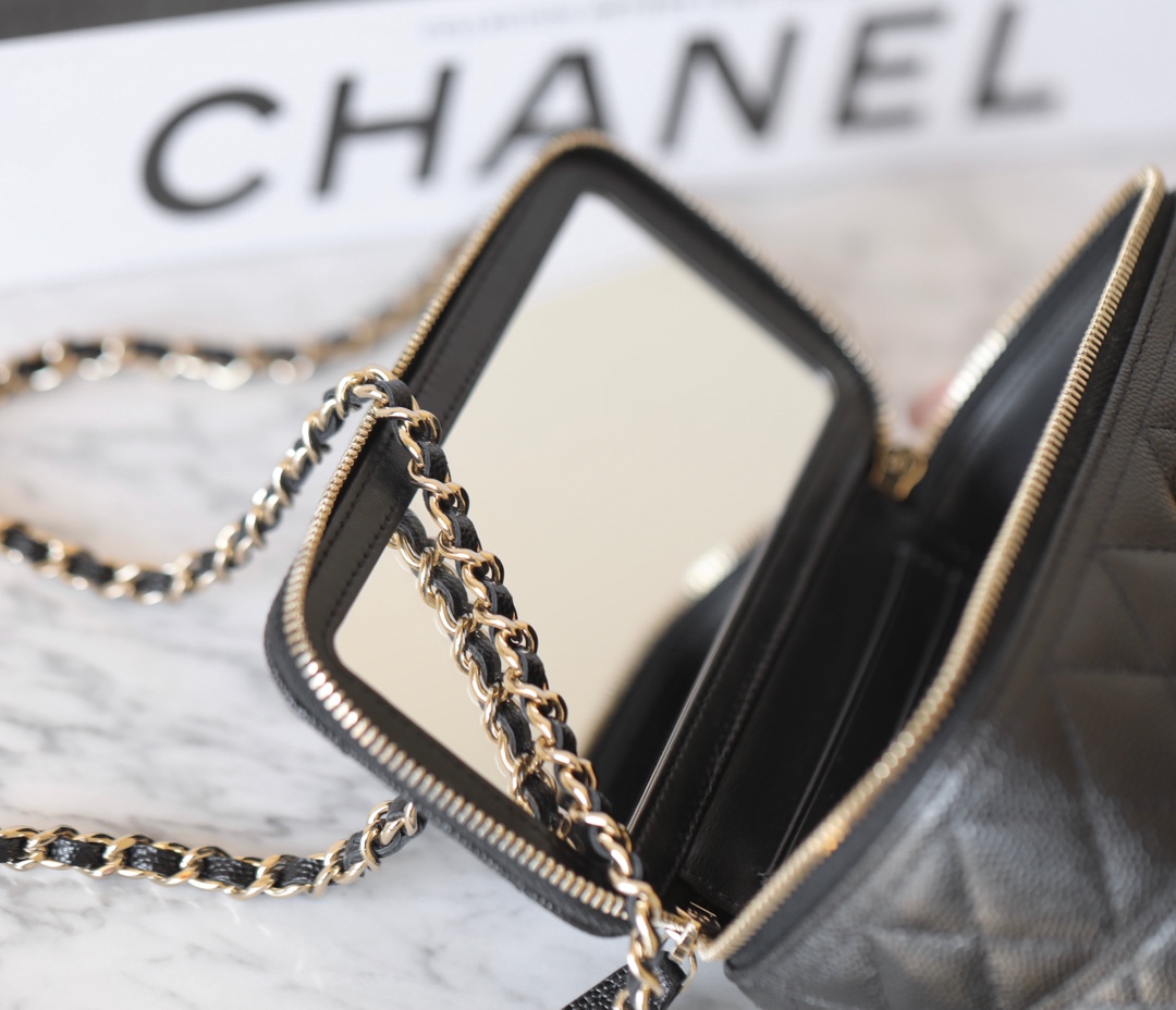 샤넬 25C 크루즈 베니티 탑핸들 CC로고 코스메틱백 캐비어 블랙  AP4404