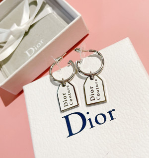 디올 에나멜 귀걸이