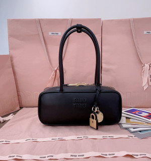 미우미우 보 스몰 백 카프스킨