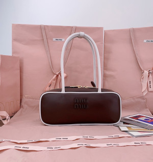 미우미우 보 스몰 백 카프스킨