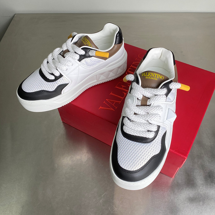 발렌티노 원스터드 XL 나파 레더 로우탑 (남녀공용)