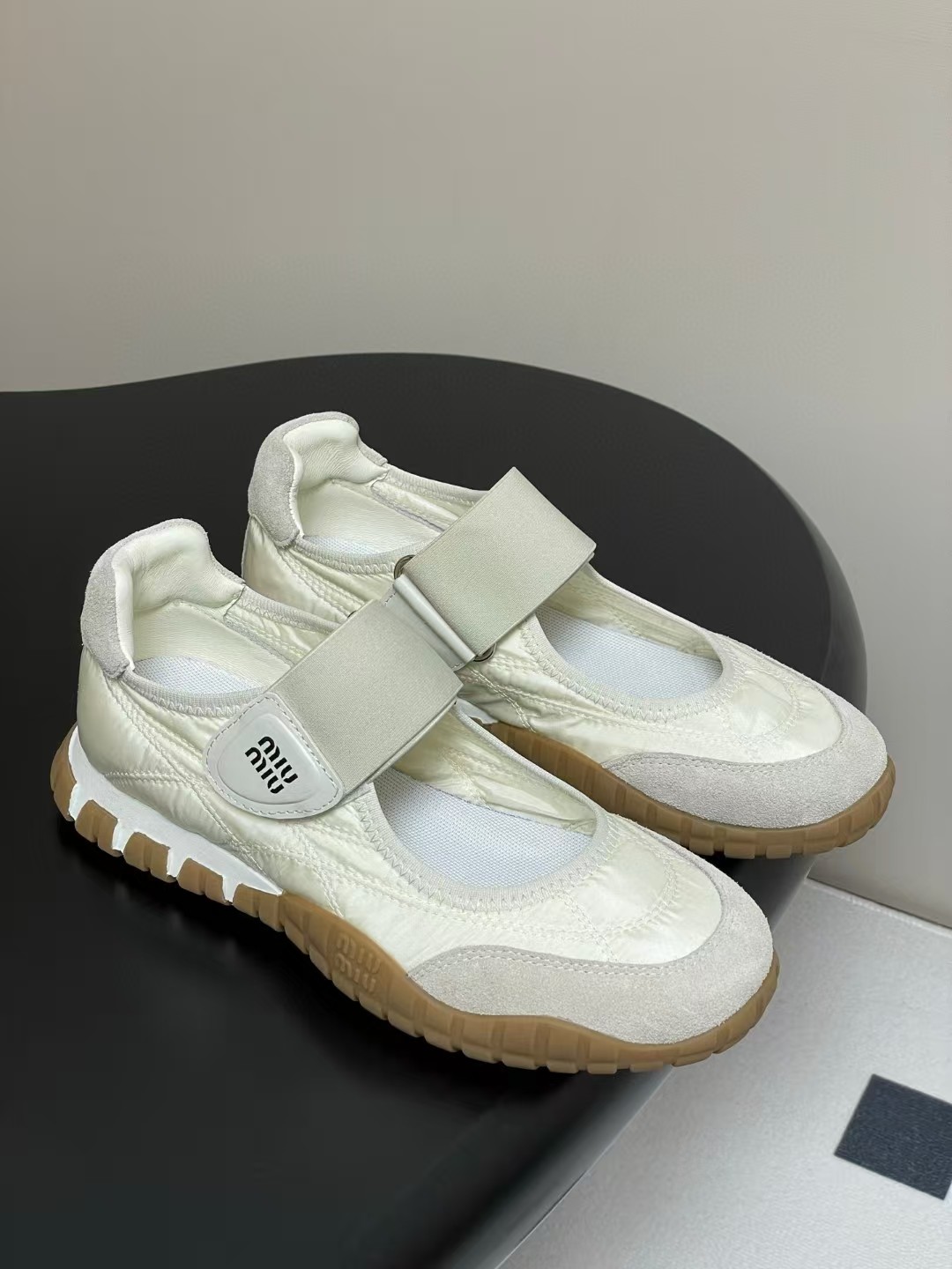 미우미우 타이어 테크니컬 패브릭 스웨이드 발레리나 스니커즈