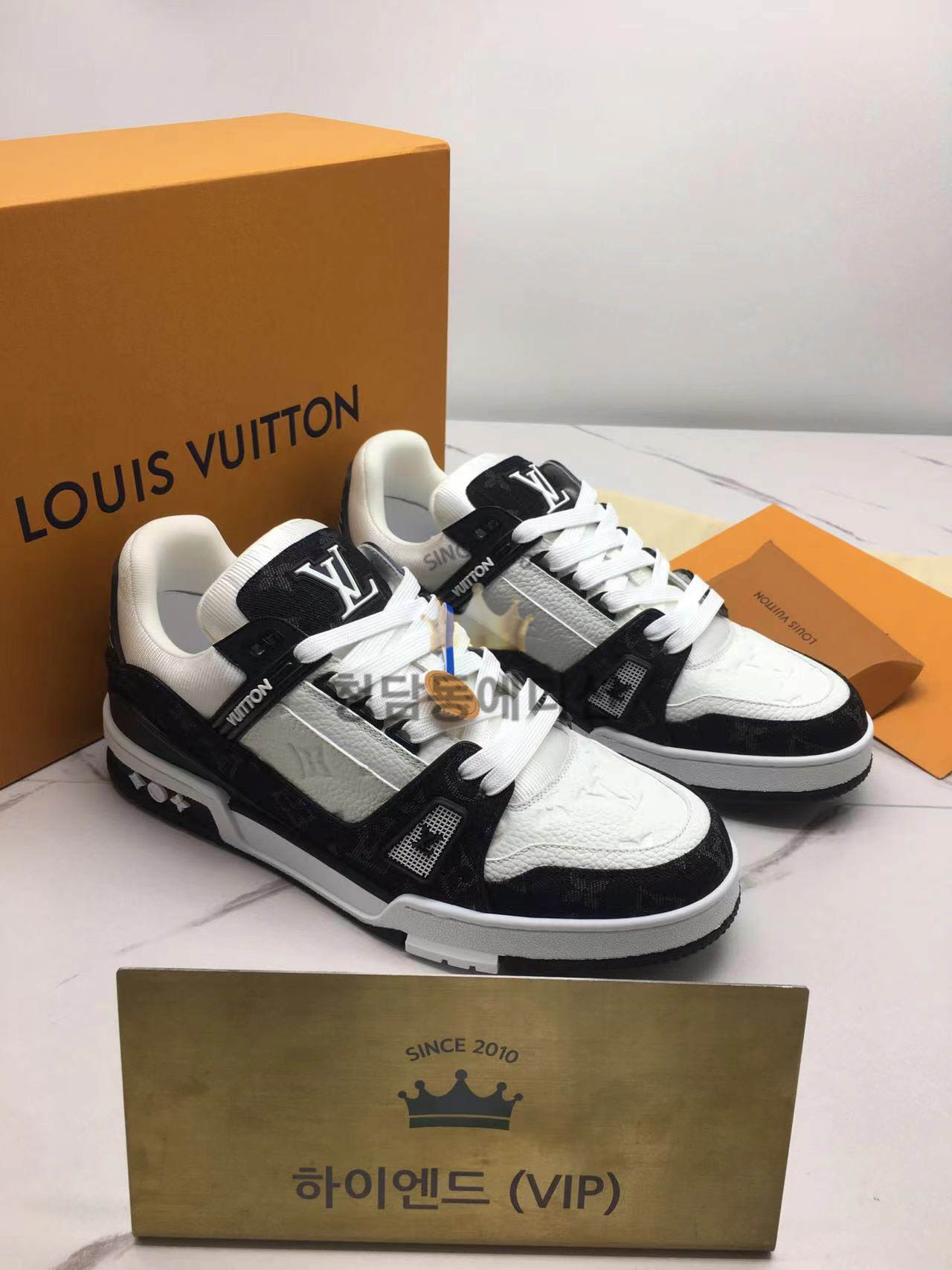 루이비통 트레이너 스니커즈 (남녀공용)