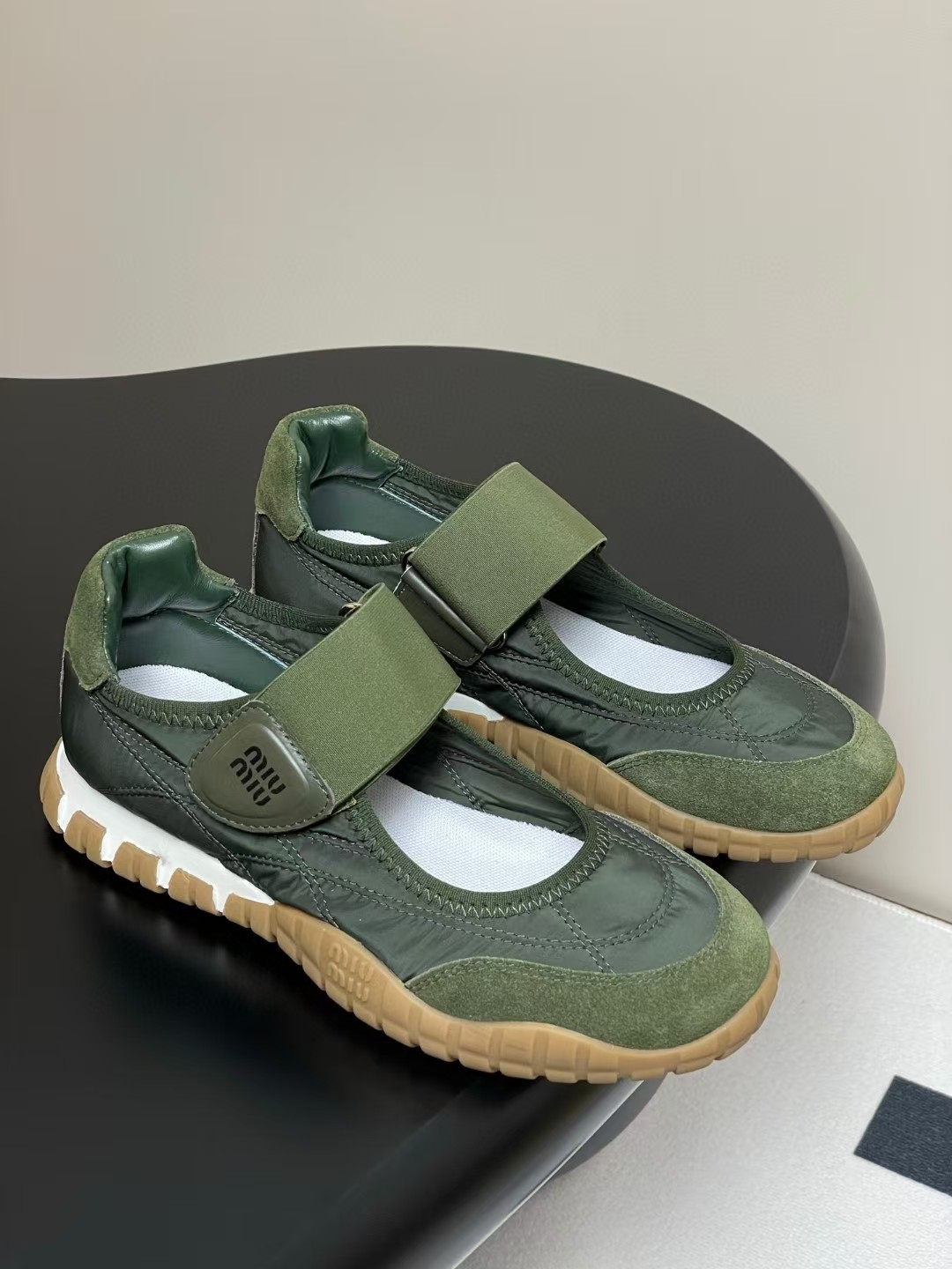 미우미우 타이어 테크니컬 패브릭 스웨이드 발레리나 스니커즈