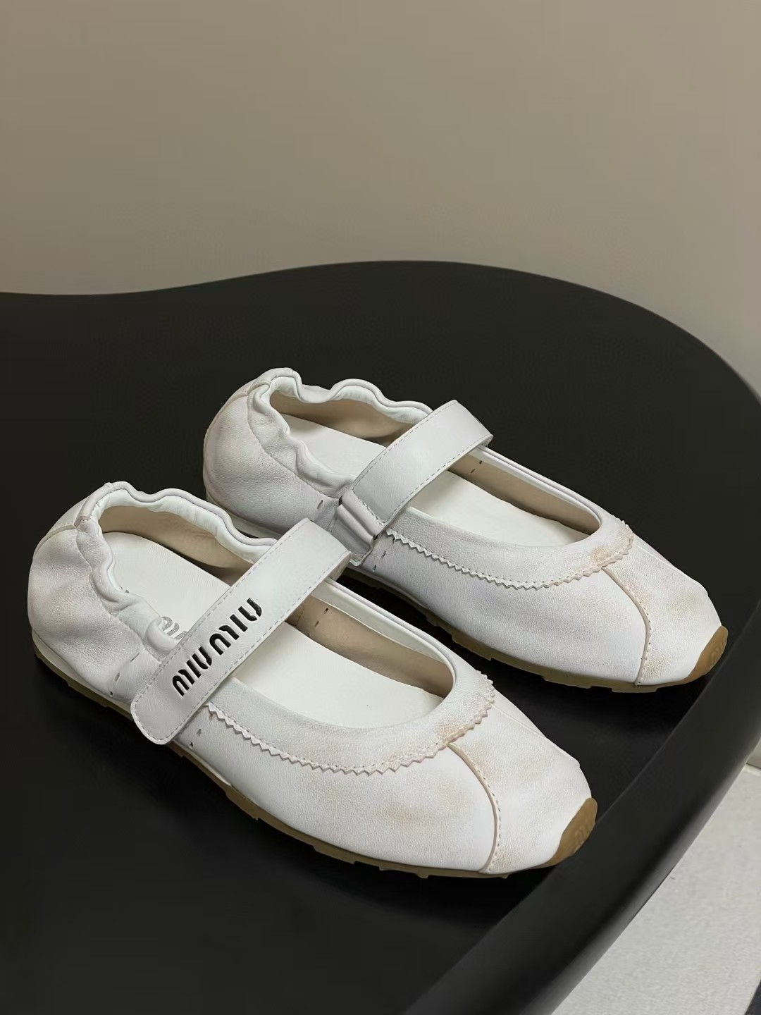 미우미우 플룸 발레리나 스니커즈 (컬러 화이트)