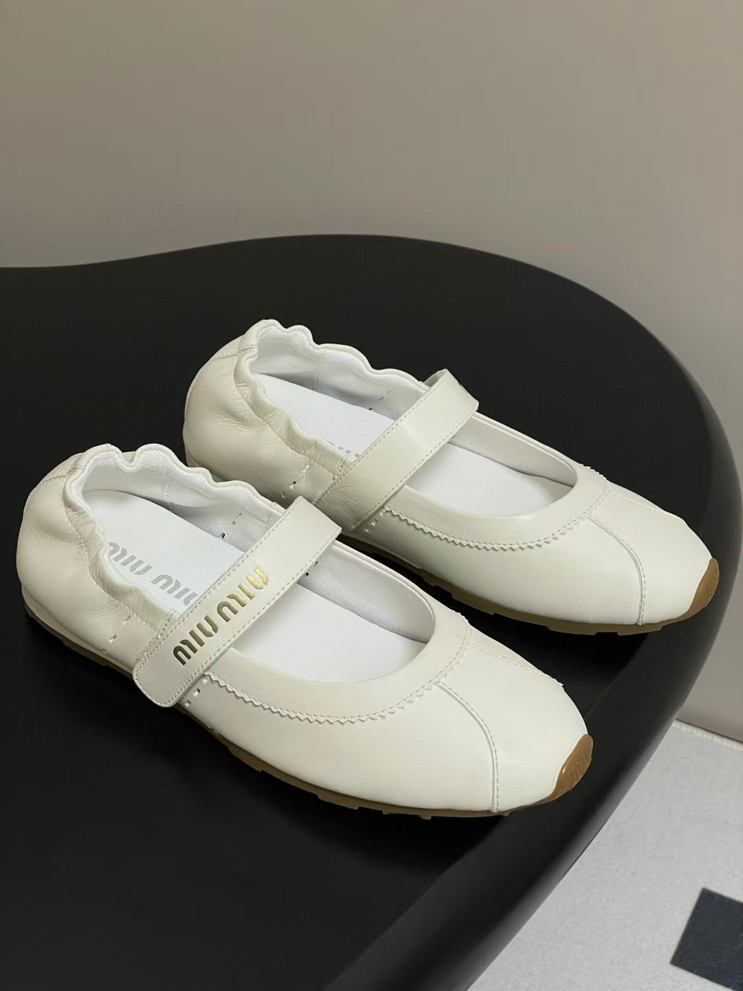 미우미우 플룸 발레리나 스니커즈 (컬러 아이보리)