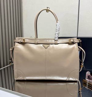 프라다 엑스트라 라지 가죽 핸드백 1BA439