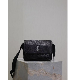 생로랑 그레인 램스킨 소재의 NIKI 스몰 메신저 백