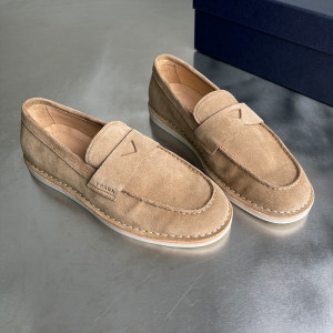 프라다 블리치드 스웨이드 로퍼 (남성용)