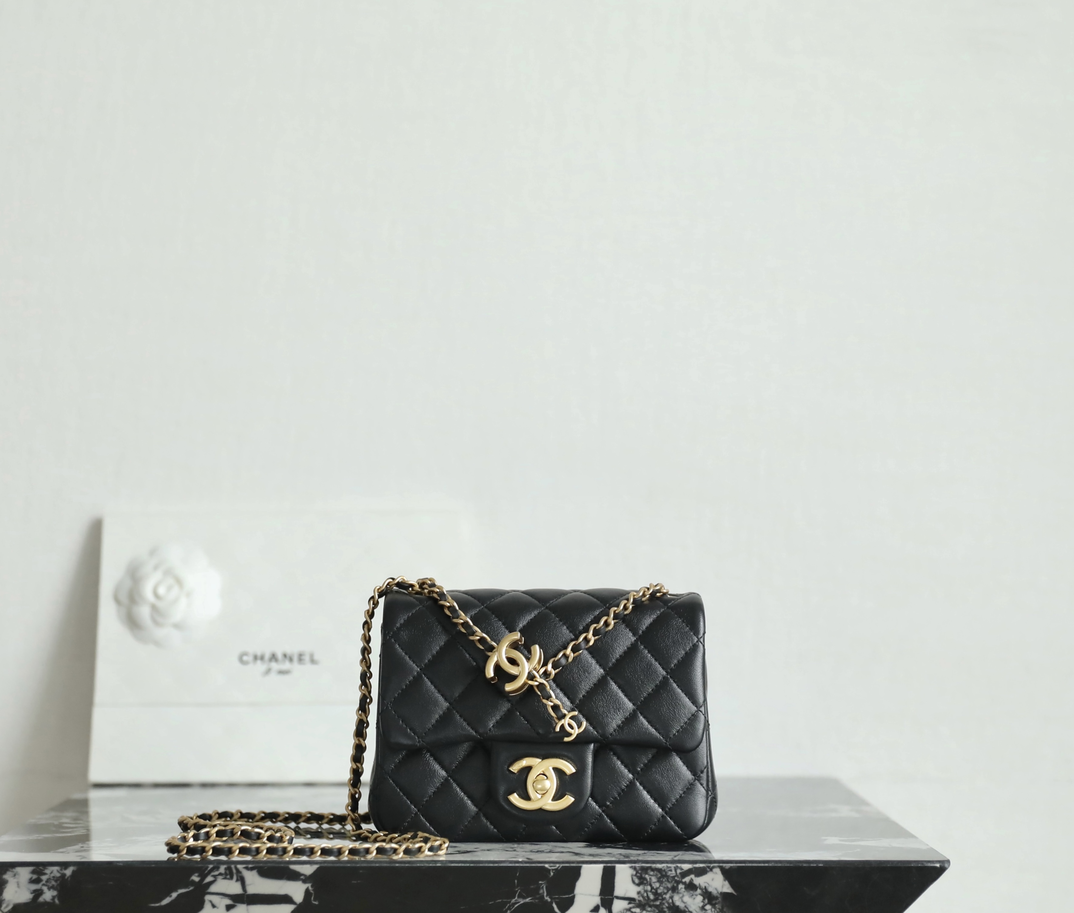 샤넬 25FW 미니백 CC로고 줄조절 체인 미니 플랩백 18cm AS5759