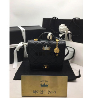 샤넬 25B 클로버 참 탑핸들 플랩 캐비어 백팩