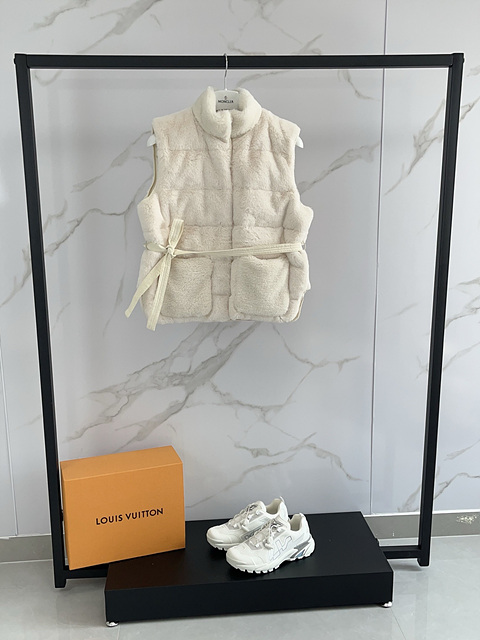 몽클레어 페이크 퍼 벨티드 베스트 (컬러 베이지, 아이보리)