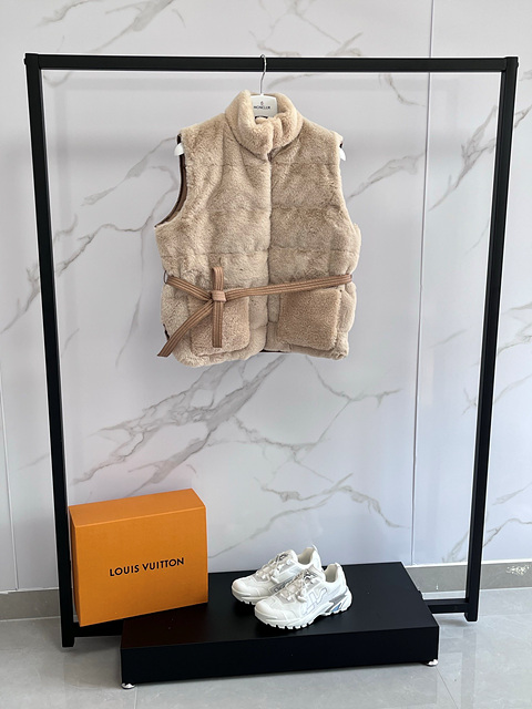 몽클레어 페이크 퍼 벨티드 베스트 (컬러 베이지, 아이보리)