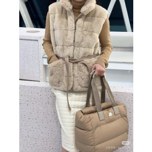 몽클레어 페이크 퍼 벨티드 베스트 (컬러 베이지, 아이보리)