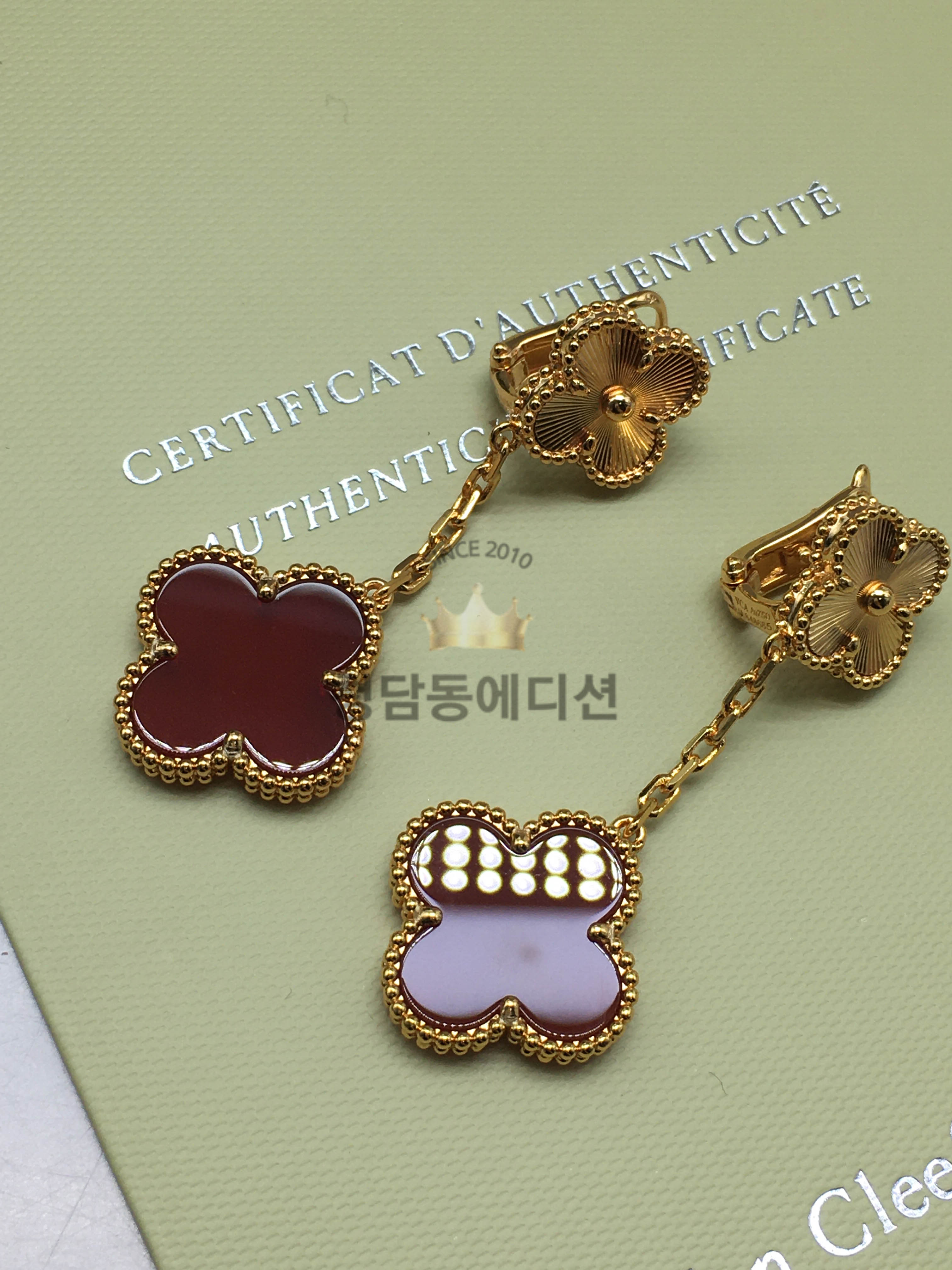 반클리프 매직 알함브라 이어링 귀걸이 (V-gold소재)